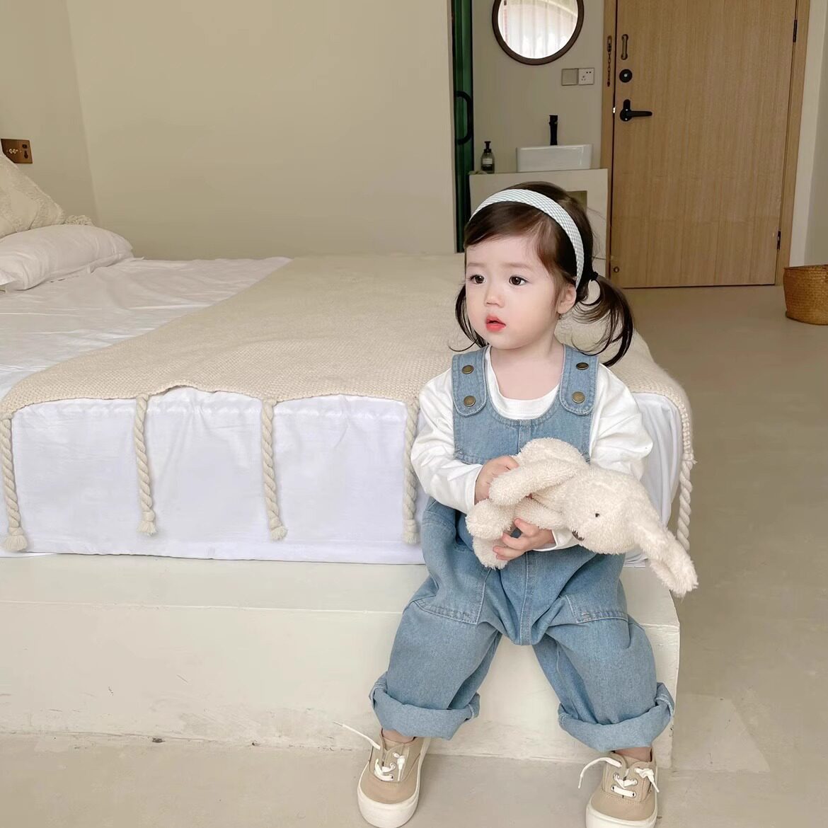 女童牛仔背带裤套装洋气宝宝春秋儿童裤子两件套女童百搭休闲秋装