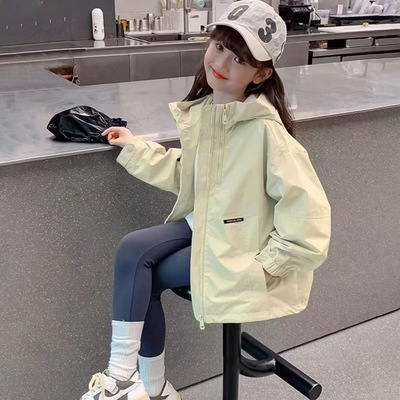 女童秋季外套2025新款洋气儿童运动连帽冲锋衣春秋夹克女大童