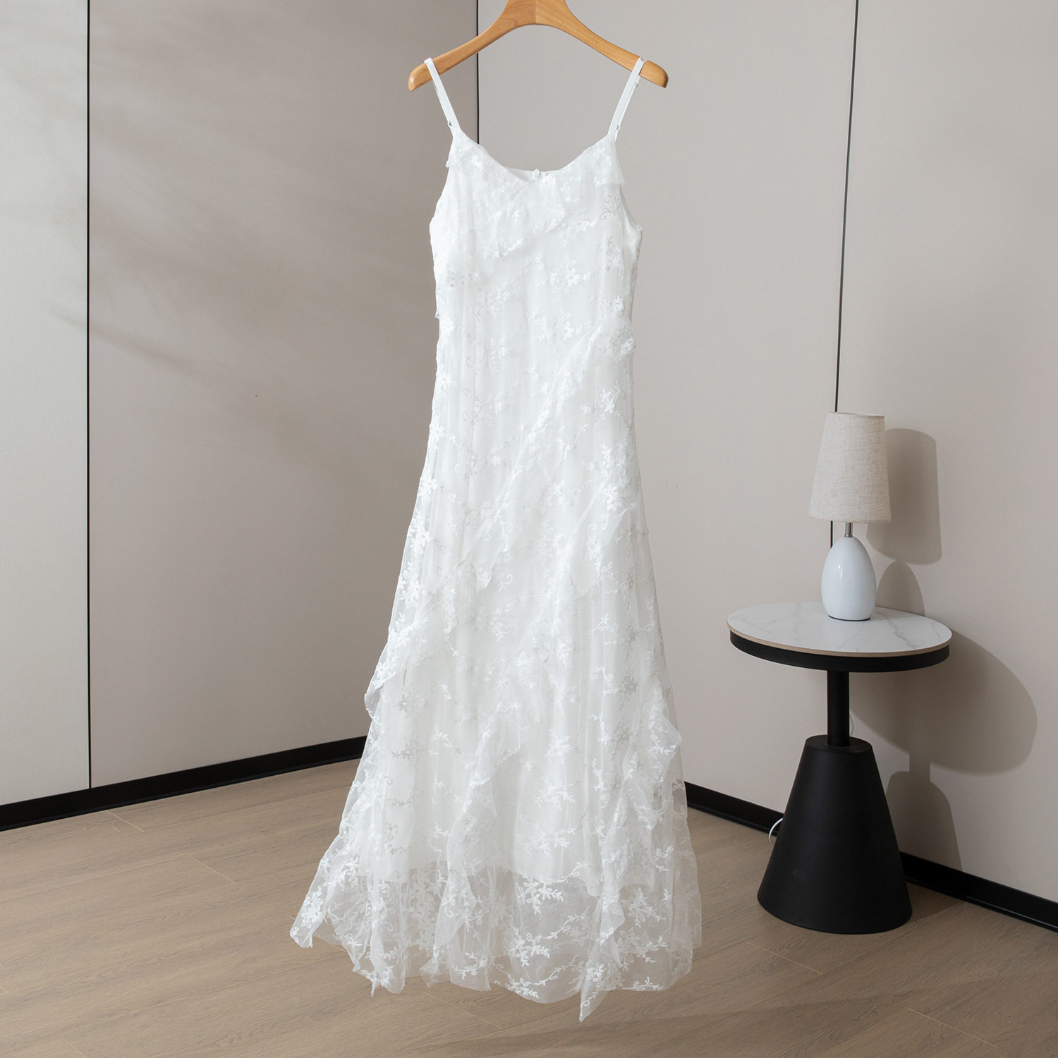 特价茶歇法吊带连衣裙新款夏季洋气设计感时尚荷叶边连衣裙可扎染