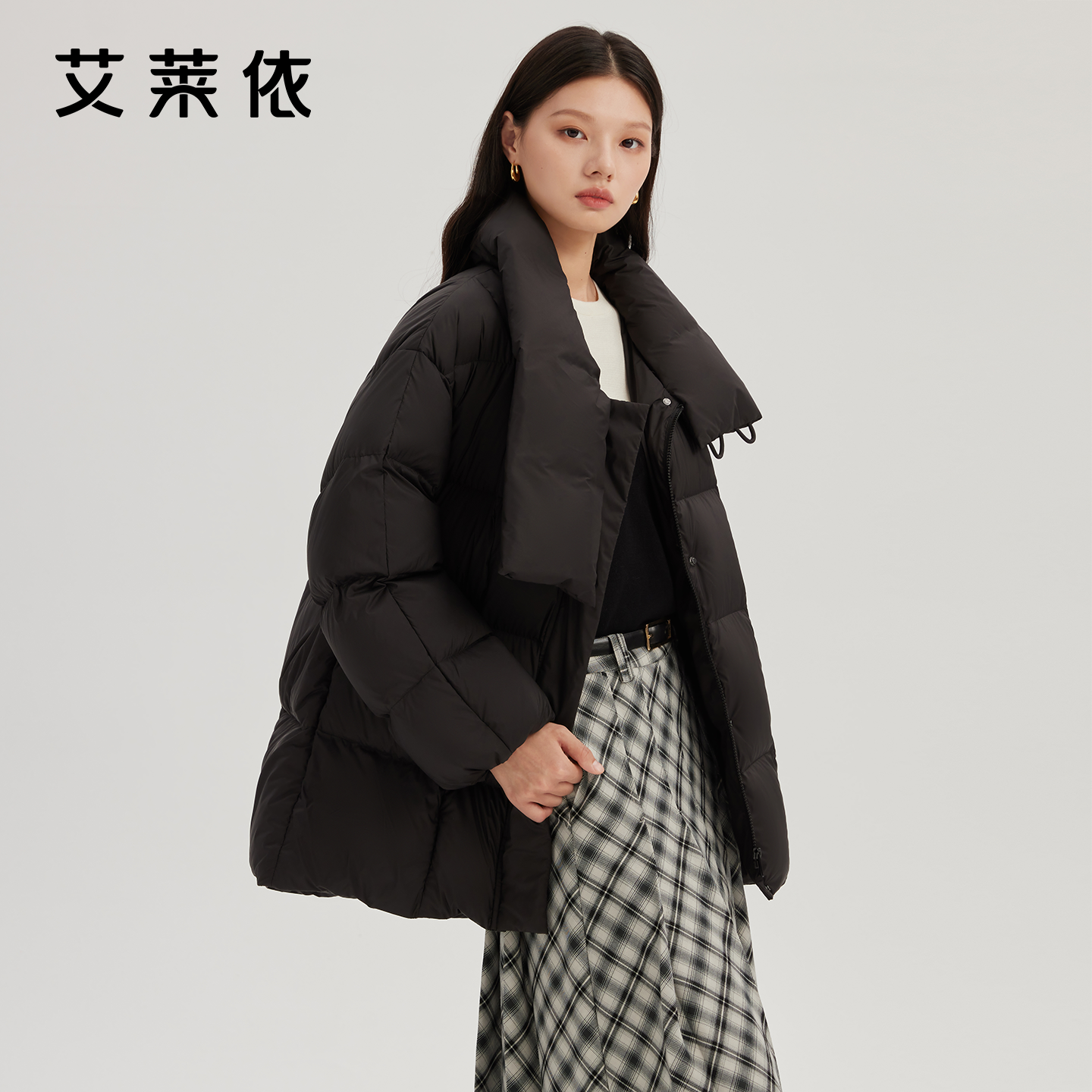 艾莱依羽绒服冬季女士新款围巾领温暖防风牛角扣质感鸭绒简约外套