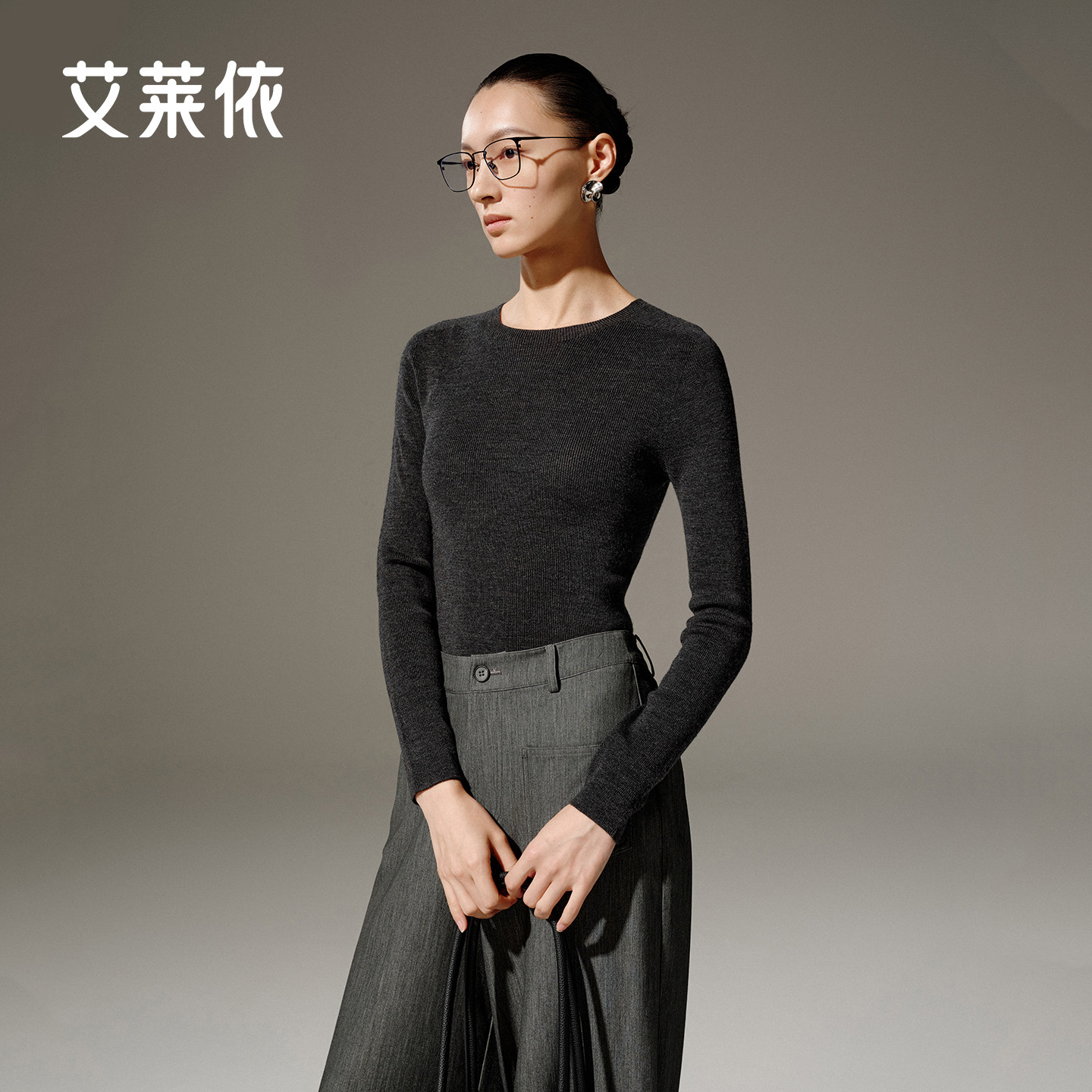 艾莱依2025秋冬打底针织衫女款时尚圆领修饰肩型柔软舒适修身内搭