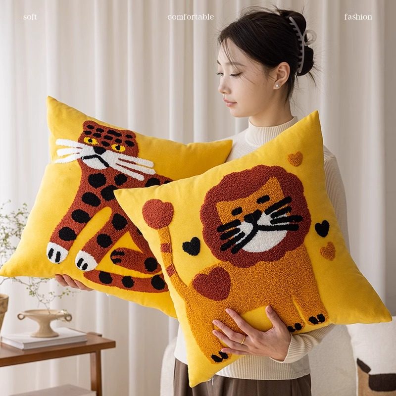 毛巾绣工艺卡通狮子抱枕2026新款客厅沙发靠垫车载办公室靠枕枕头