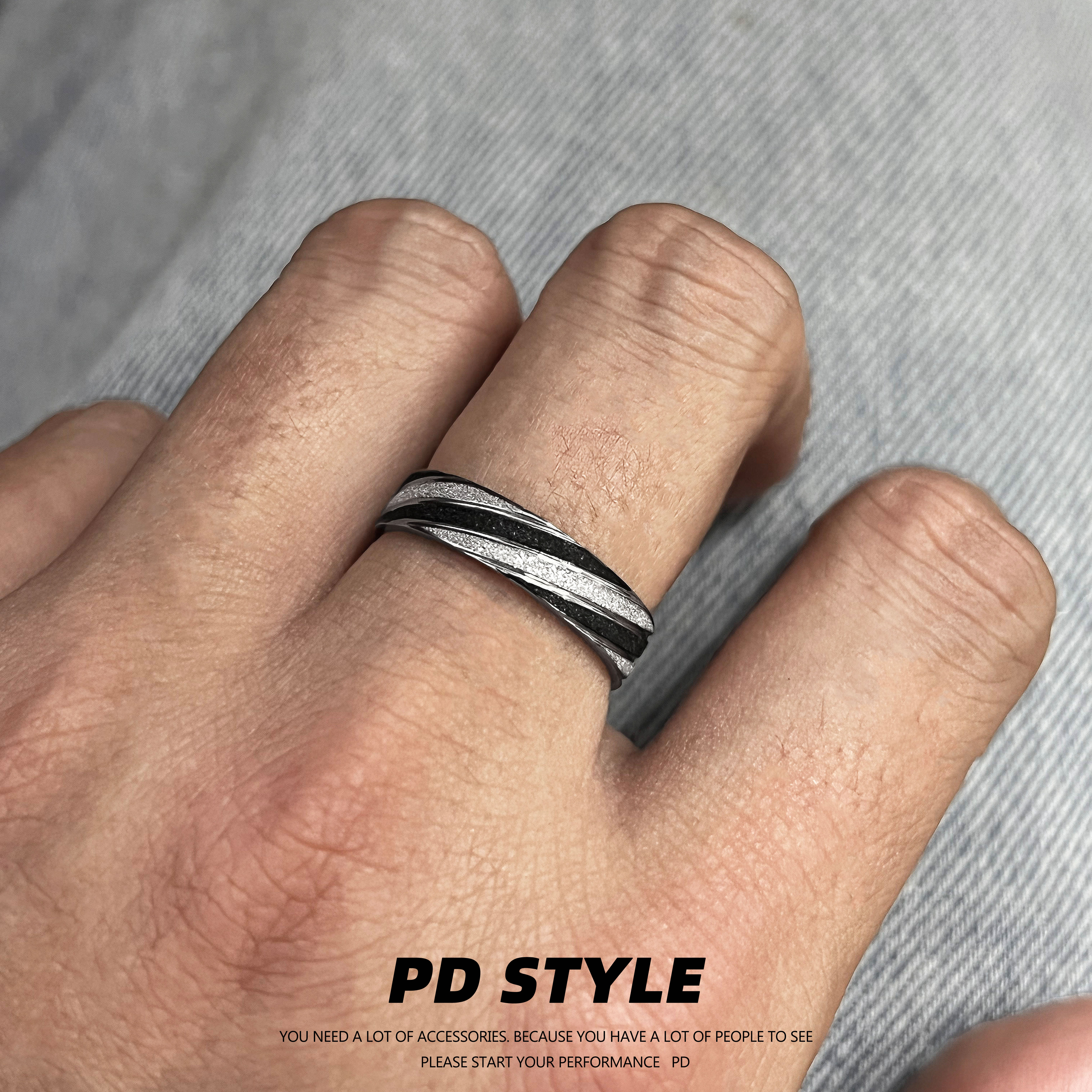 高级感磨砂黑白条纹戒指