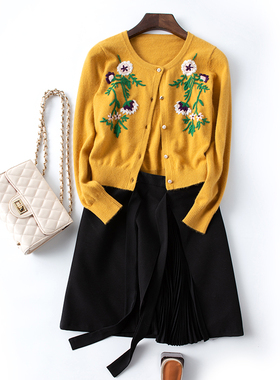 2024新品女士春姜黄色绣花羊绒开衫短款减领小外套披肩可量身定制