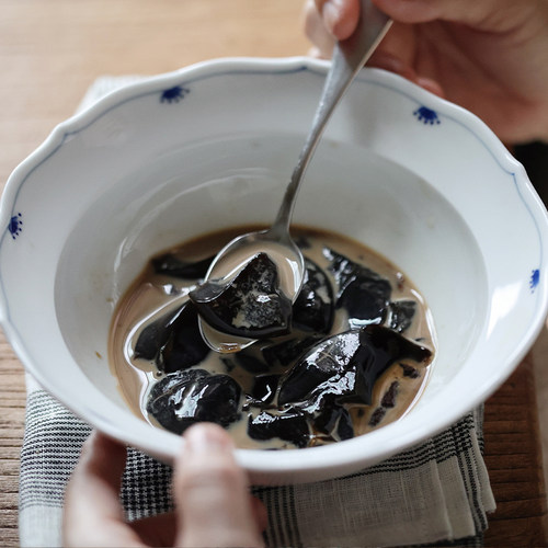 悟空家中华草龟熬制的本味龟苓膏