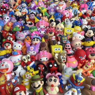 大号网红潮玩公仔地摊夜市跑量手办PVC立体卡通玩偶盲盒公仔挂件