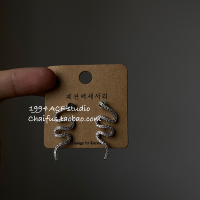 INS风奢华满钻卷卷蛇耳钉