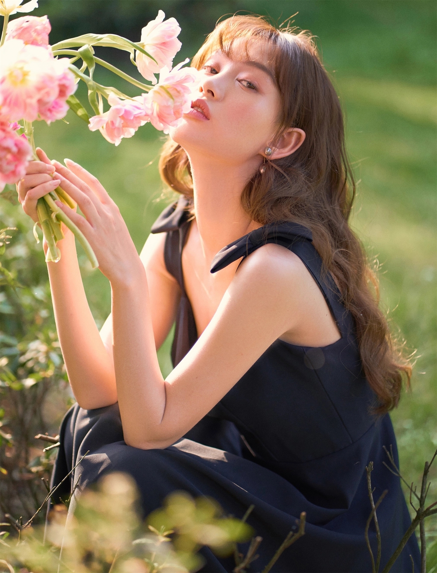 简约双肩无袖中长款蝴蝶结小黑裙