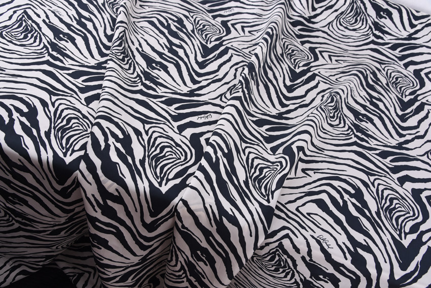 日本进口斑马纹铜氨丝面料1.28米宽进口风衣面料衬衣面料连衣裙