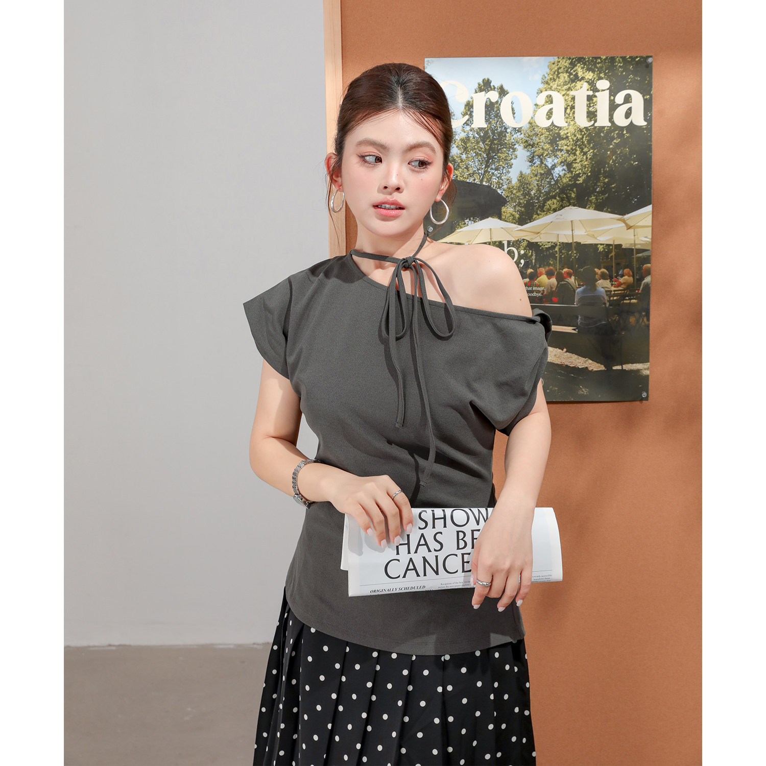 春款大码女装胖mm超好看漂亮独特上衣设计感斜肩挂脖系带短袖t恤