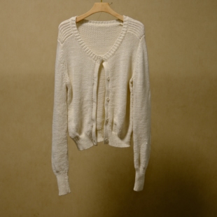 米白色V领纽扣针织开衫短外套粗棒针袖长比例好