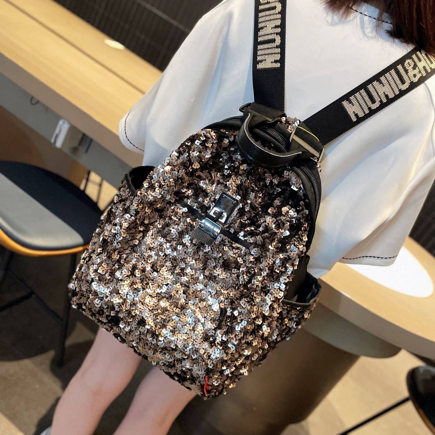 超火旅游双肩包女2025新款时尚轻便高颜值亮片女士背包高级感小众