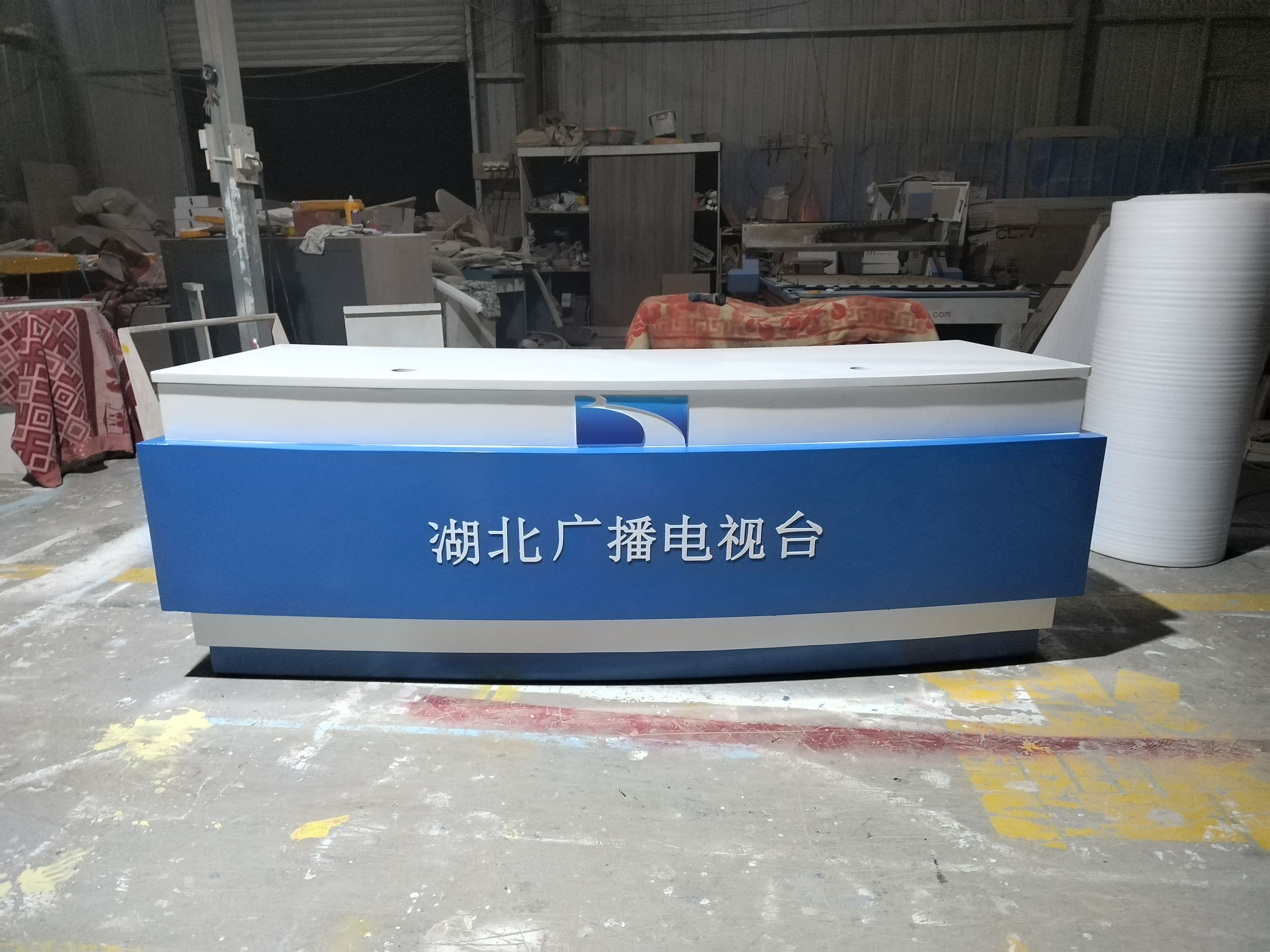 新闻融媒体定制主播台演播室少儿培训播音桌带货直播访谈桌