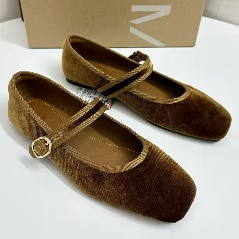 西班牙2026春季新品圆头浅口欧美女鞋搭扣闭合反绒皮平底芭蕾单鞋