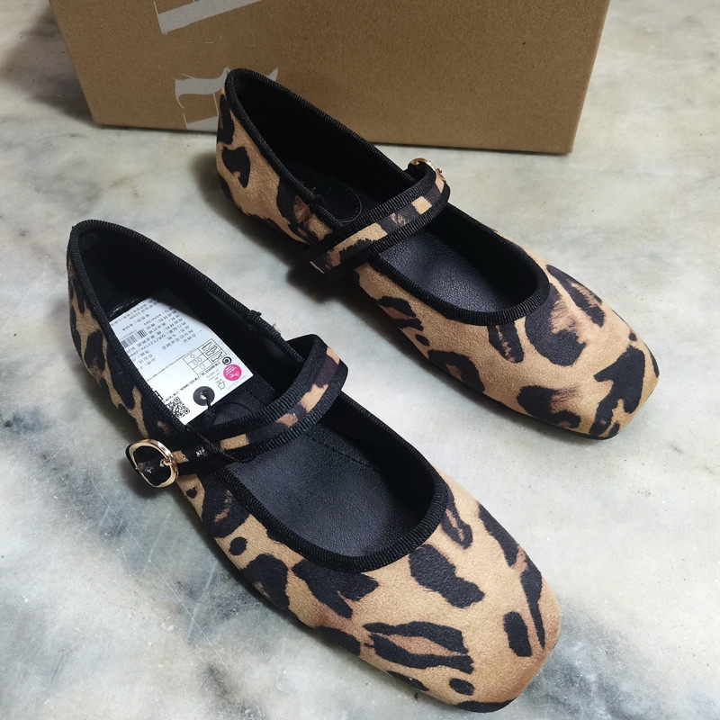 스페인 2024 가을 새로운 사각형 발가락 얕은 입 중공 여성 신발 표범 인쇄 동물 인쇄 플랫 발레 신발