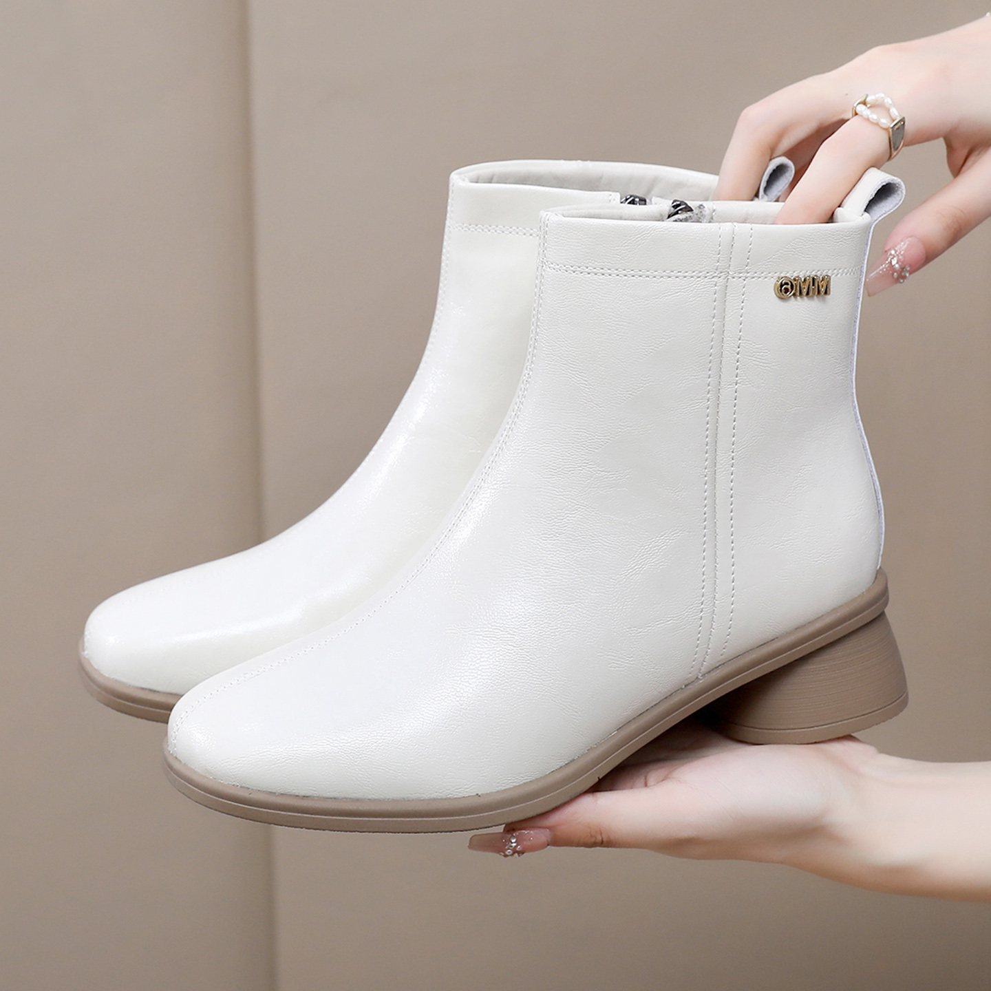 秋冬季真皮粗跟短靴子女中跟加绒二棉鞋头层牛皮舒适软底妈妈鞋子