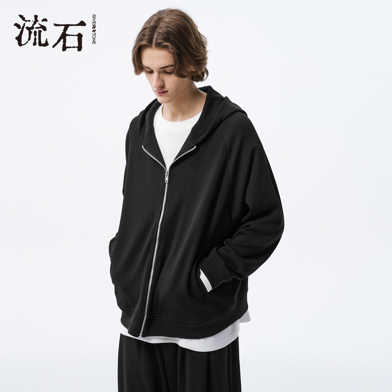 流石男装拉链长袖运动风卫衣外套2026年秋季新款男士黑色连帽开衫