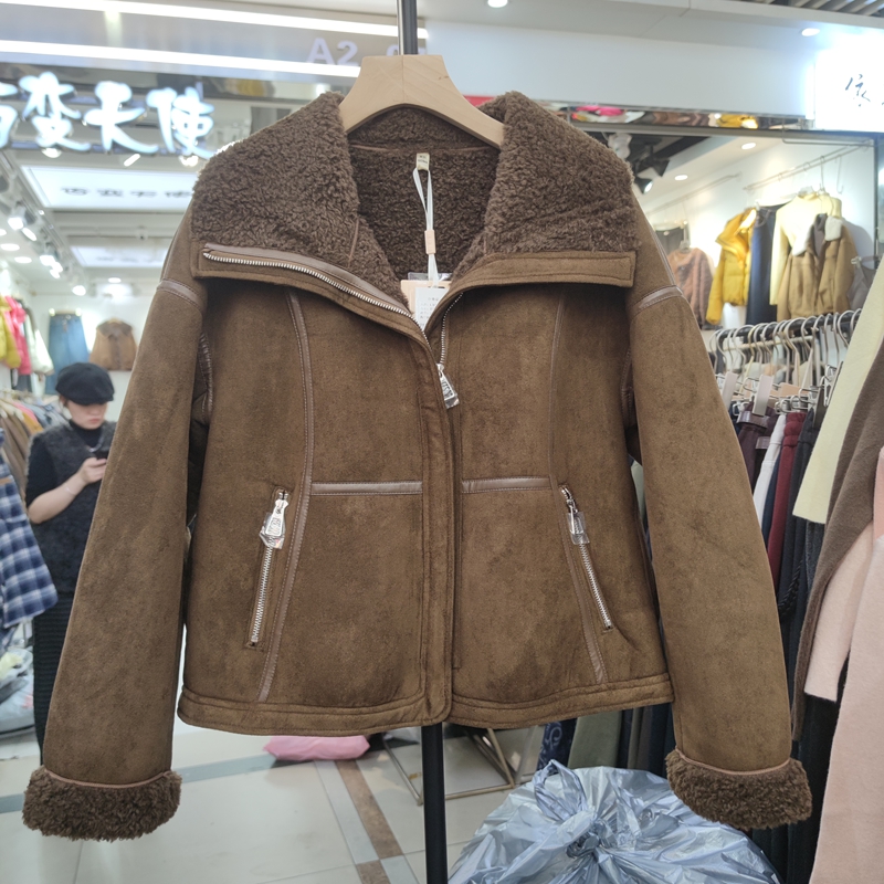 258077秋冬新款女翻领长袖皮毛一体麂皮绒短外套宽松专柜品质