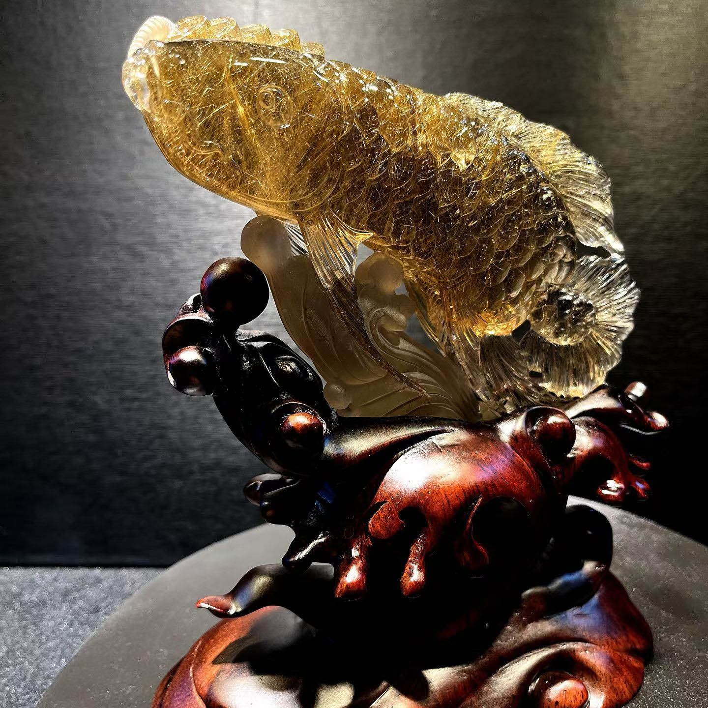 魅晶天然水晶金发晶金龙鱼摆件