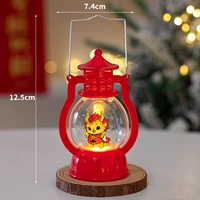 Красная рука с маленькой масляной лампой А (2