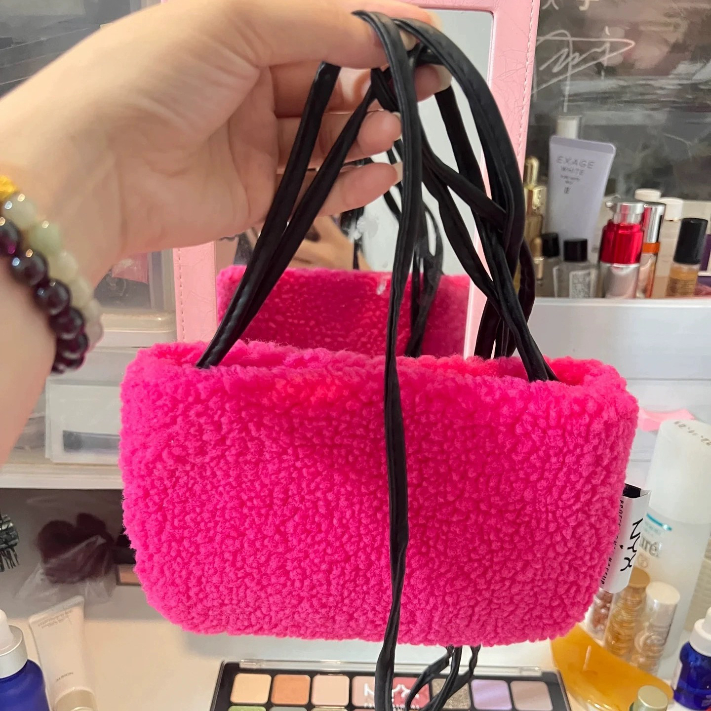 超火玫红色毛绒绒手提包化妆包收纳包实用推荐
