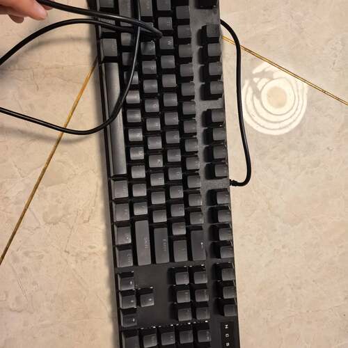 议价雷柏V500PRO有线键盘。成色如图，有点泛