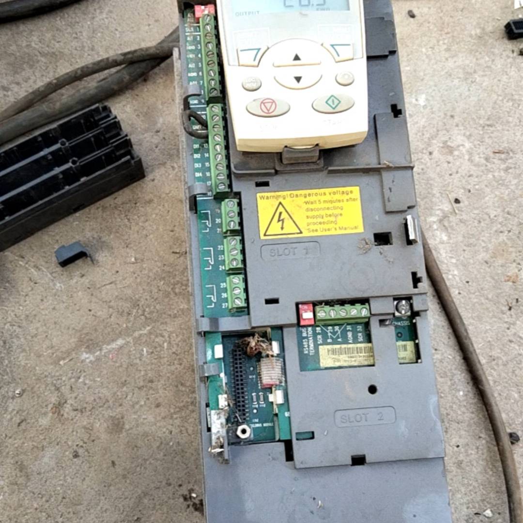 议价ACS510-01-025A-4，11千瓦，外壳有火烧痕迹，