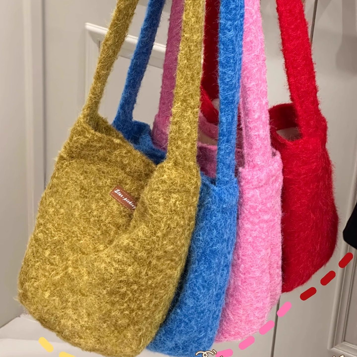 2025秋冬可爱毛绒绒水桶包女 ins风休闲百搭单肩包大学生斜挎包包