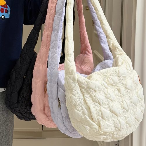 谁用谁夸！介云朵斜挎包敲百搭！