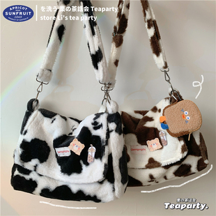 韩国INS秋冬毛绒绒奶牛斜挎包 日系原宿chic卡通学生大容量邮差包