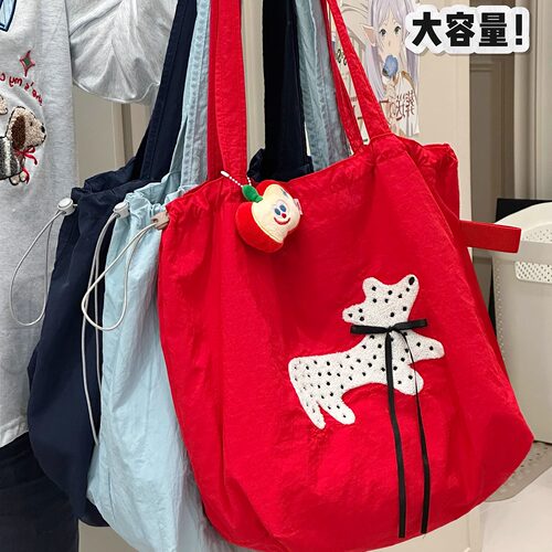 上身敲醒目！大容量宝藏托特包