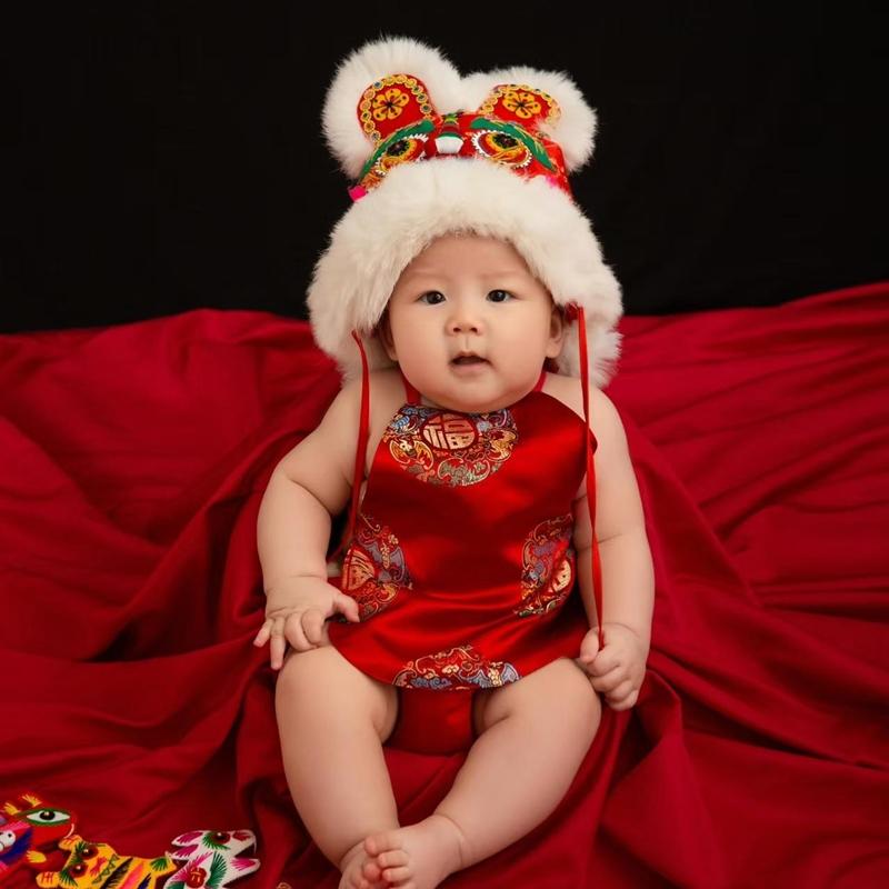 新款儿童摄影服装蛇年百天周岁拍照衣服红肚兜中国风影楼摄影主题