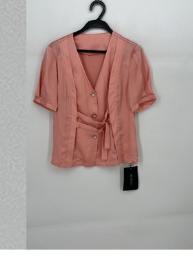 夏款 撤柜品牌 莫L凯L系列 单排扣粉色减龄V领上衣女130033