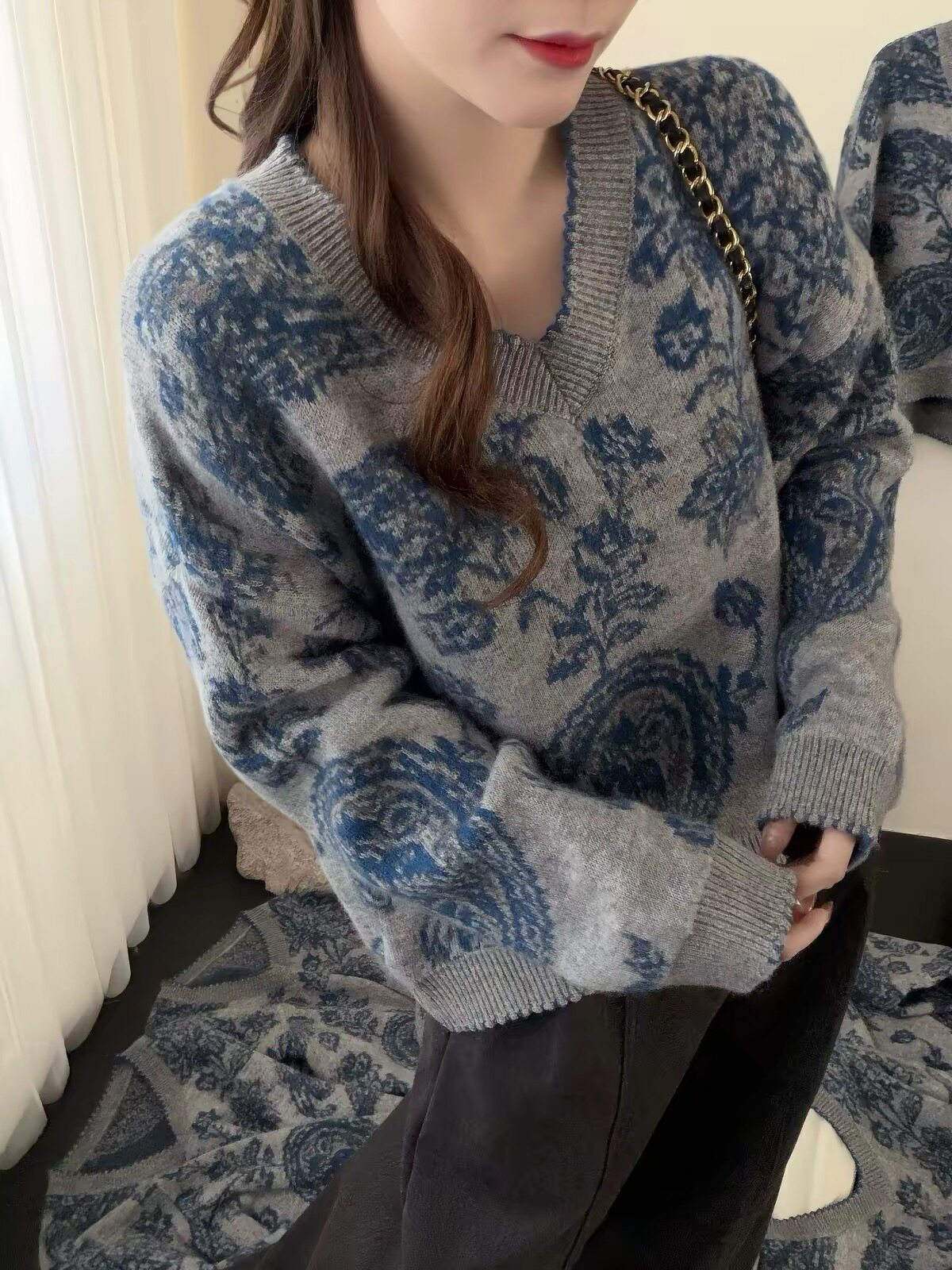 软糯厚款羊驼浣熊绒毛衣女宽松复古青花瓷提花V领慵懒冬季新3865