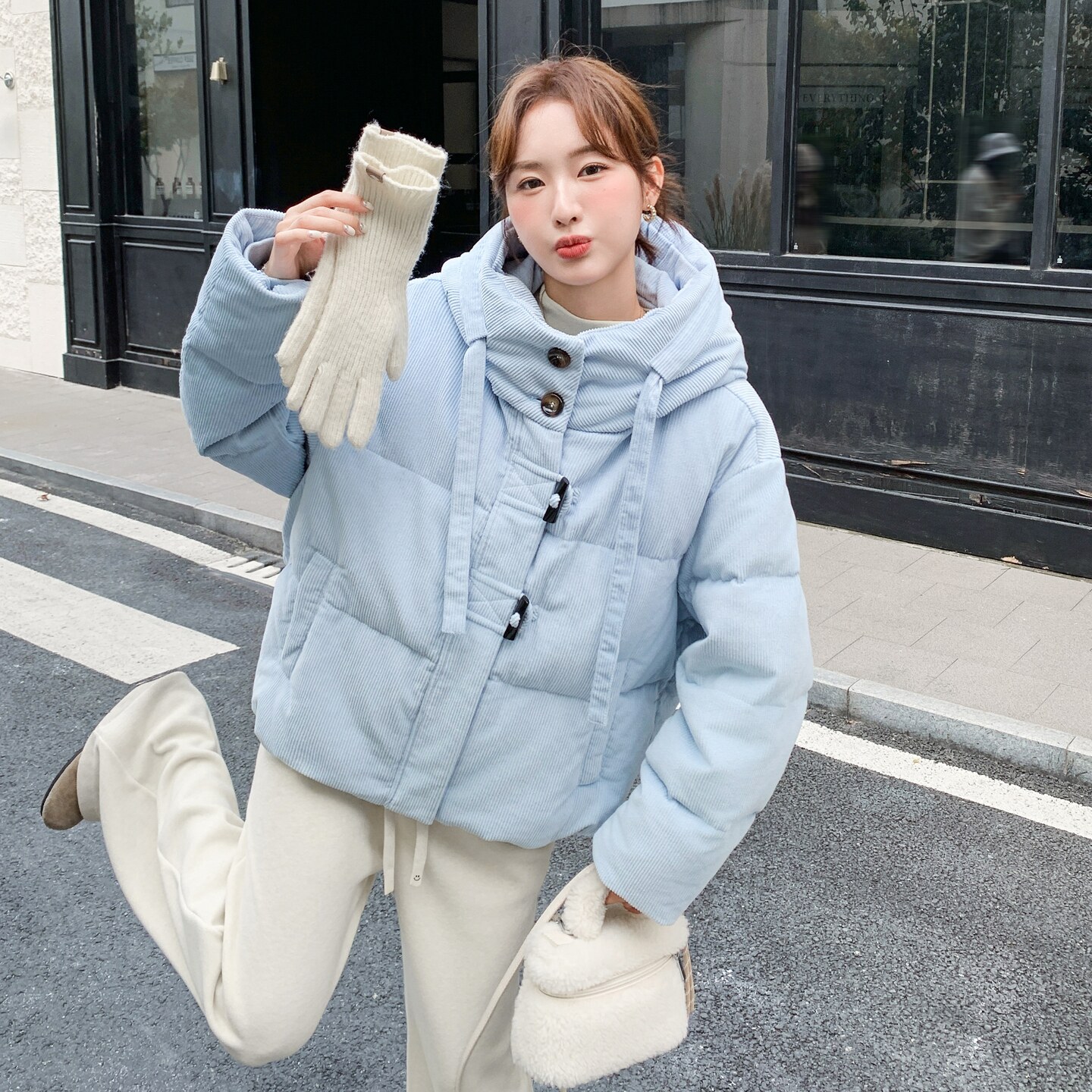 2025蓝呼呼流行牛角扣灯芯绒连帽女羽绒B127A-8019-P320K480,女装羽绒服,浙宝127A
