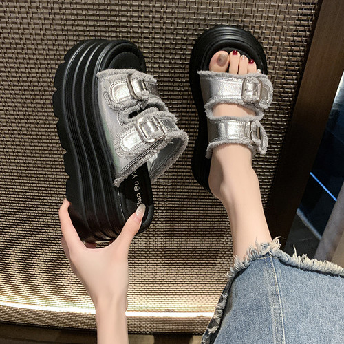 8cm银色皮带扣厚底凉拖鞋女夏外穿配裙子2026新款增高显瘦一字拖