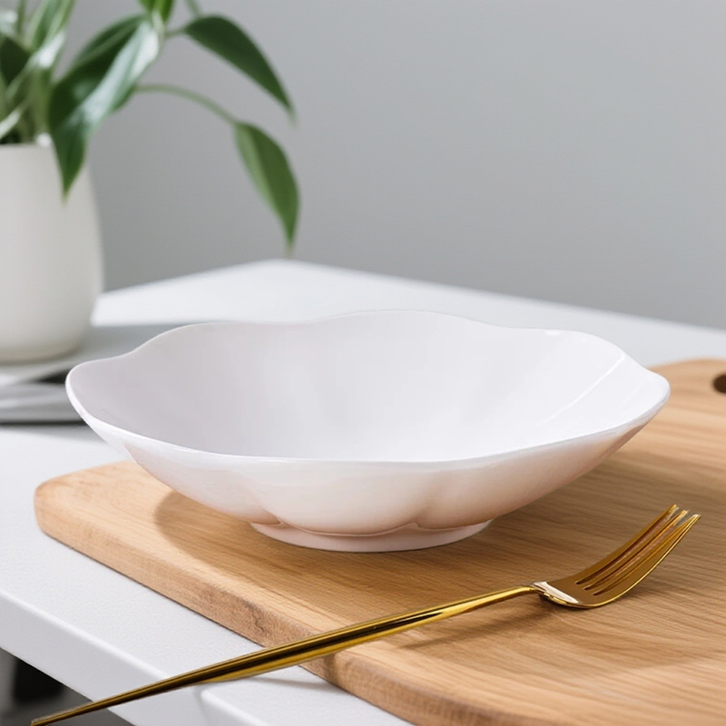 新颖纯白深餐盘