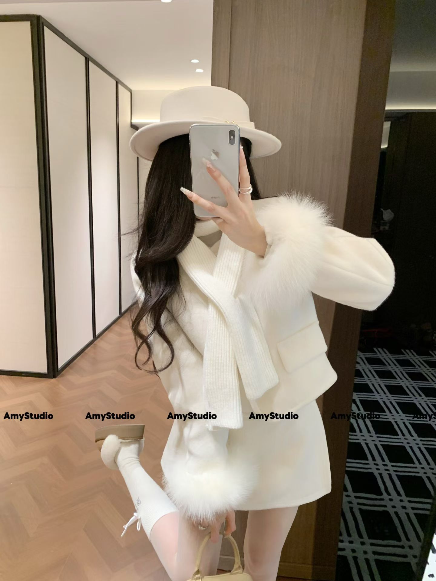 艾米Amy 冬季新款纯欲风尼料套装手袖真毛羽绒内胆加厚保暖三件套