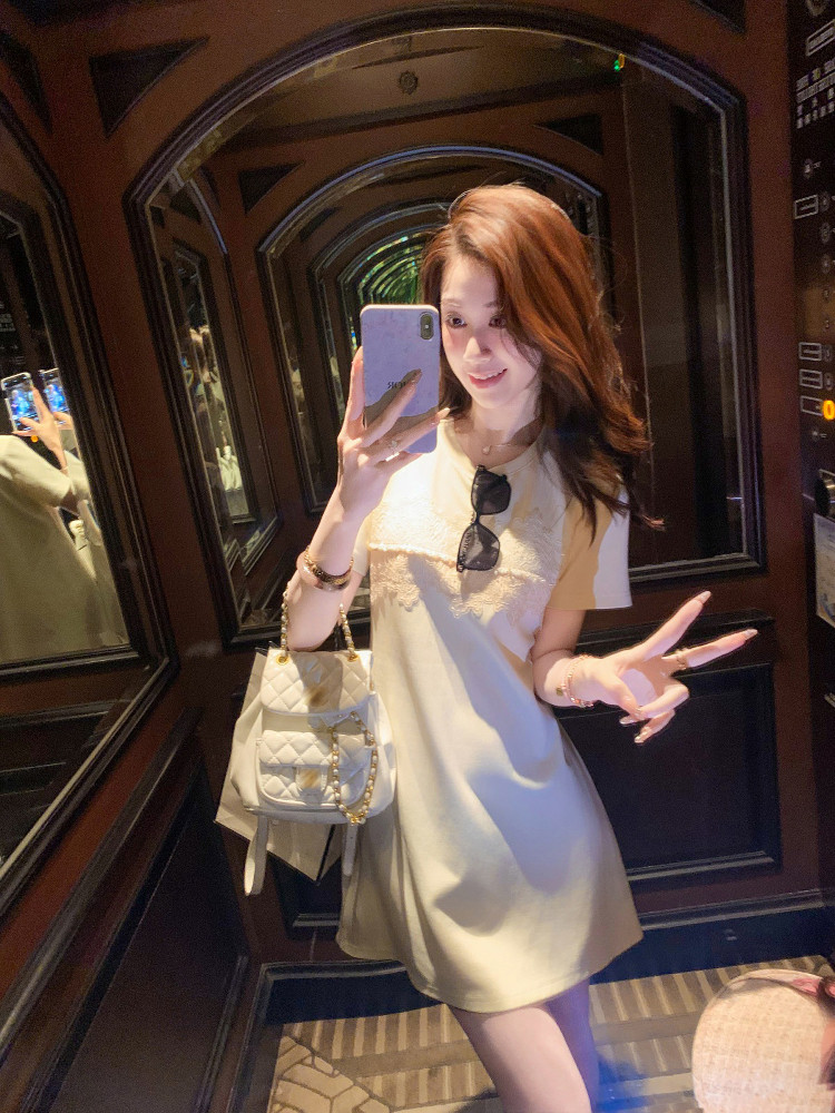 Beige short-sleeve dress worn by a woman in a mirror selfie