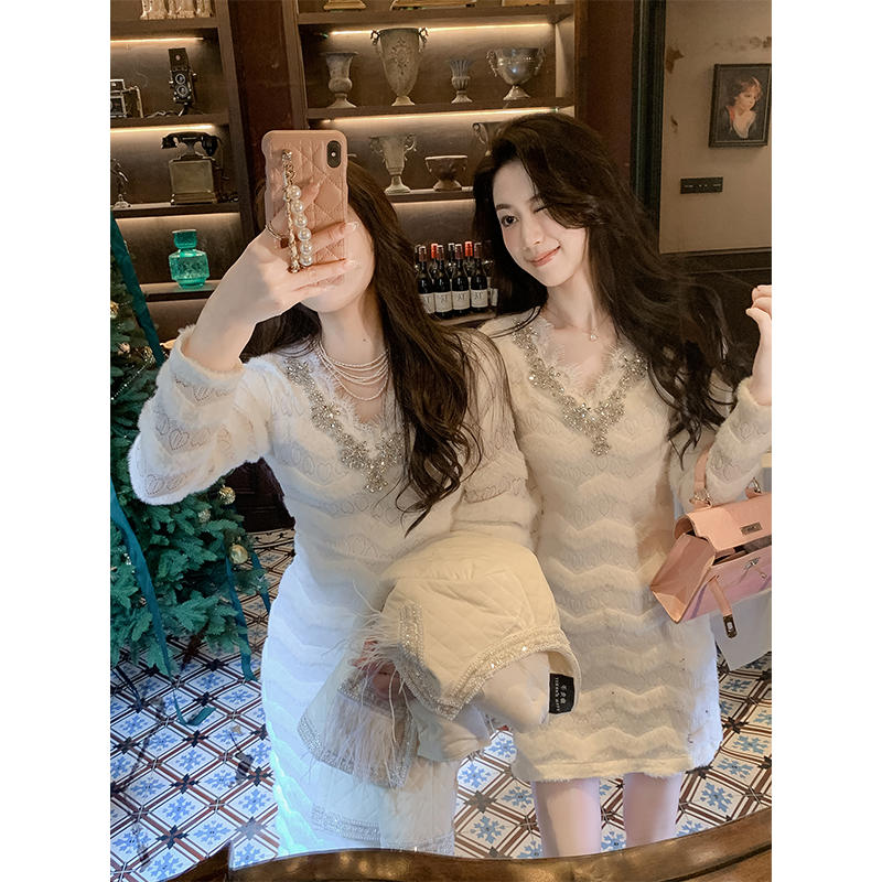 鱼兔子的兔子v领连衣裙女蕾丝花边气质秋冬新款2023长袖钉钻裙子