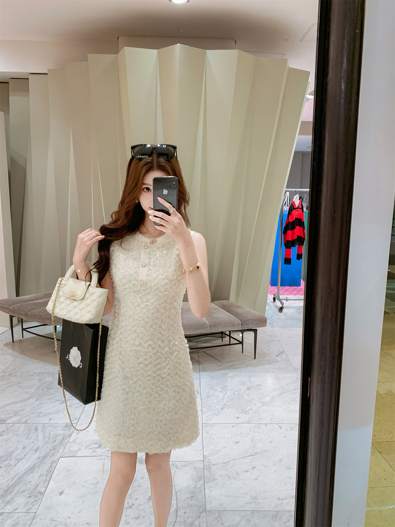 Cream sleeveless lace dress worn in a mirror selfie