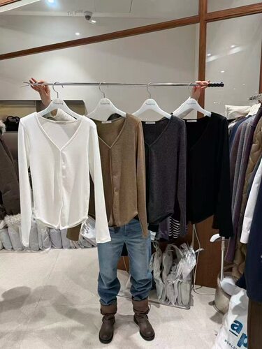 TEMPTING韩国东大门2025冬季女装新款纯色V领修身显瘦长袖T恤