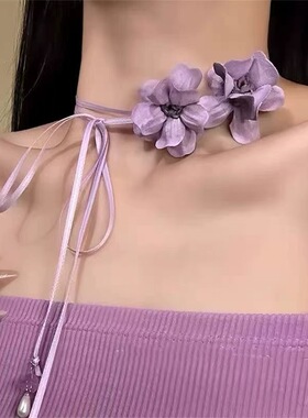 博主穿搭拍照紫色花朵项链系带