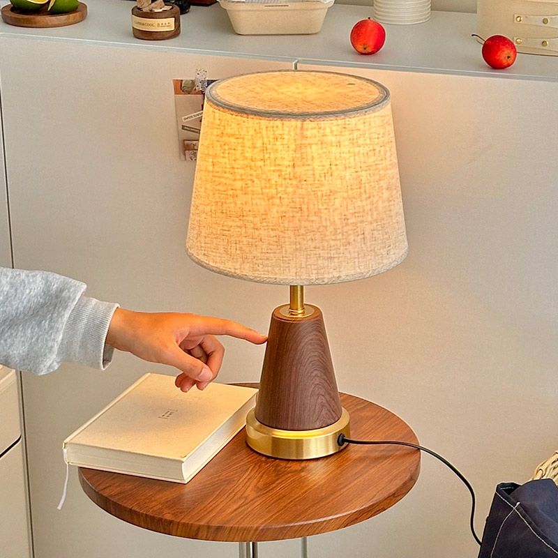 法式中古台灯卧室高级感美式复古怀旧书房侘寂风布艺灯床头灯木纹