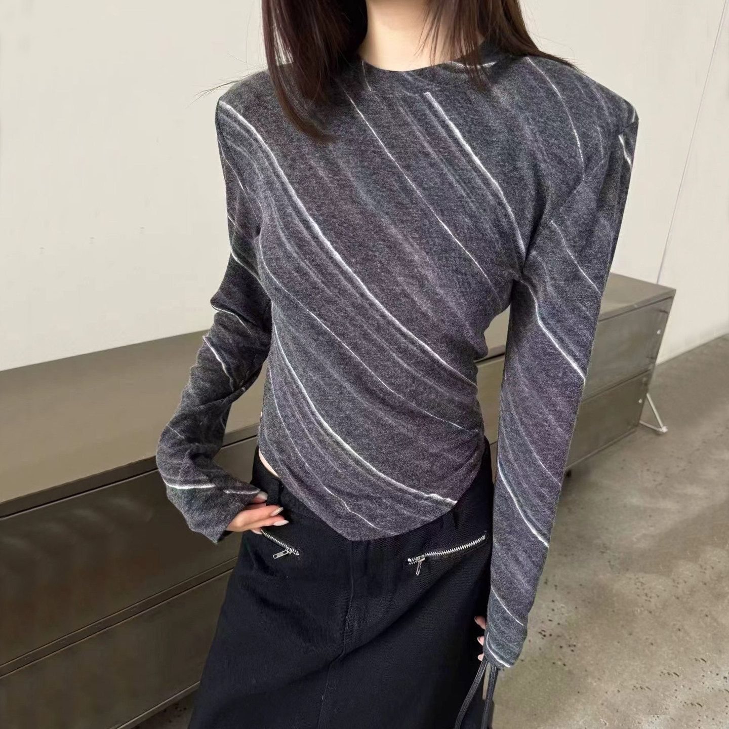 条纹长袖t恤女辣妹短款垫肩上衣图片