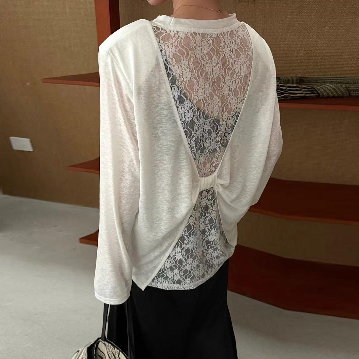 蕾丝拼接长袖T恤女性感纯欲风露背镂空防晒罩衫白色透视垫肩上衣