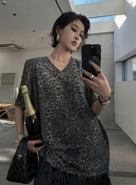 豹纹上衣轻奢高级感2026新款宽松遮肉慵懒风中长款V领短袖T恤女夏