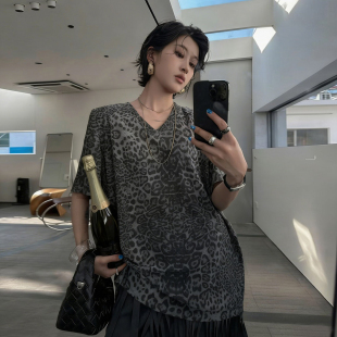 T恤女夏 V领短袖 豹纹上衣轻奢高级感2026新款 宽松遮肉慵懒风中长款
