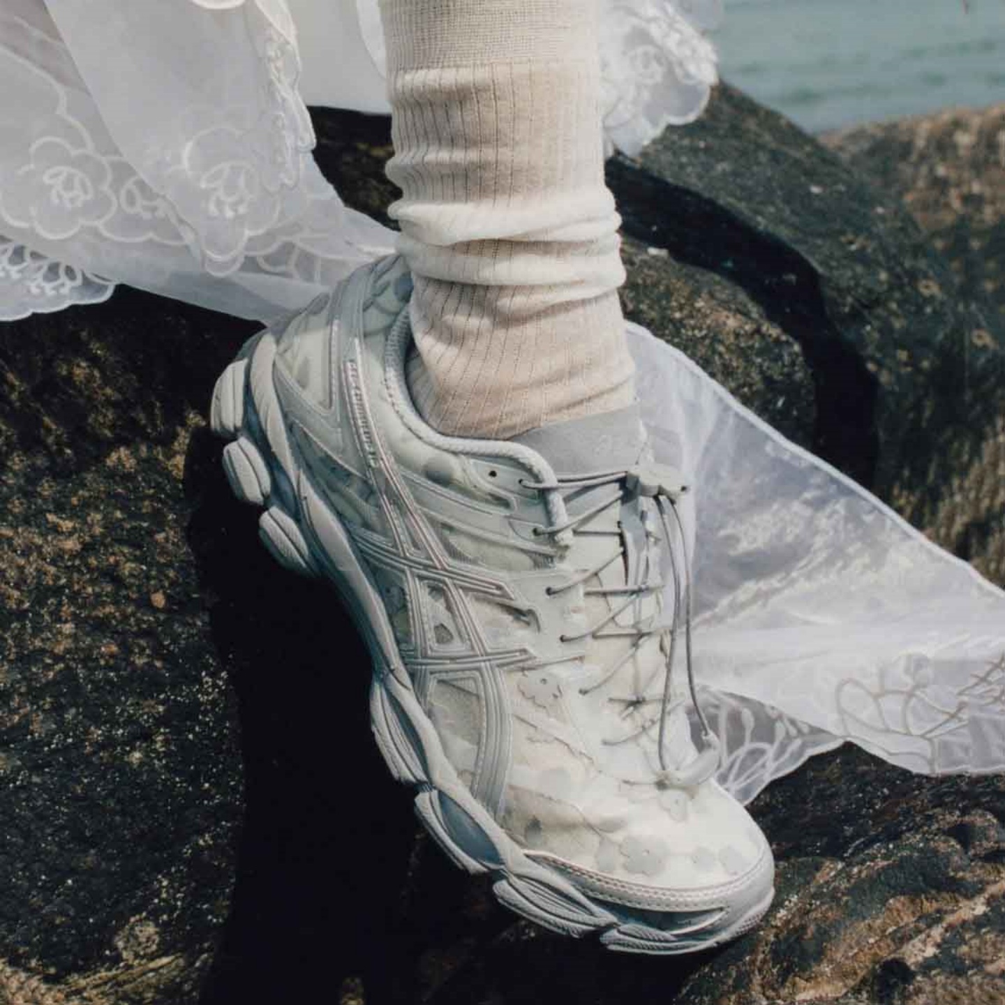 ASICS x Cecilie Bahnsen Gel-Cumulus 16联名花卉透明网面跑鞋