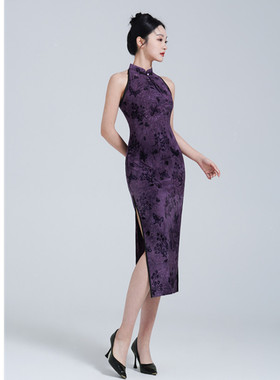 紫色丝绒挂脖新中式旗袍2026春夏新款时尚改良年轻款日常露肩旗袍